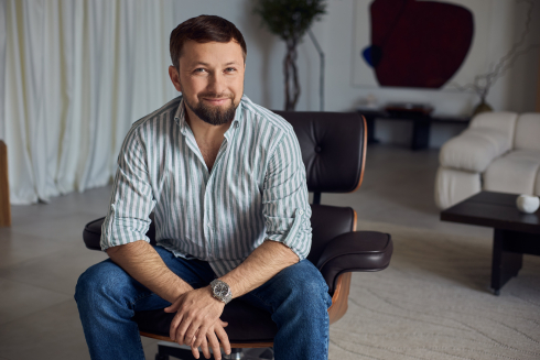 Почему рубашка в полоску тренд летнего сезона 2025