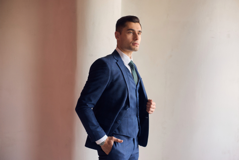 Мужской костюм голубого цвета: как выглядеть элегантно и свежо