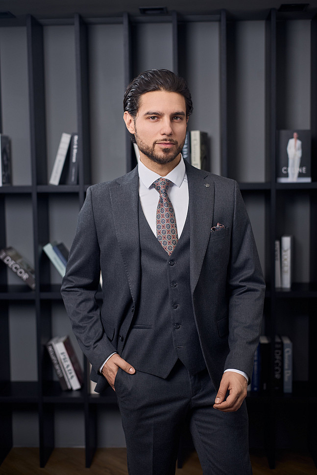 Серый пиджак и брюки