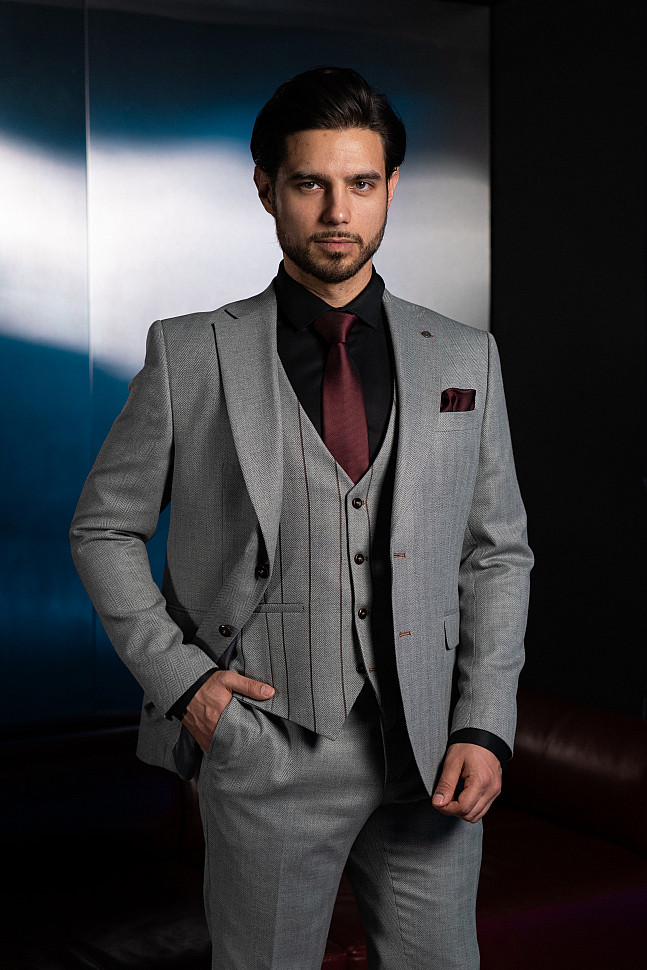 Серый пиджак и бордовый цвет