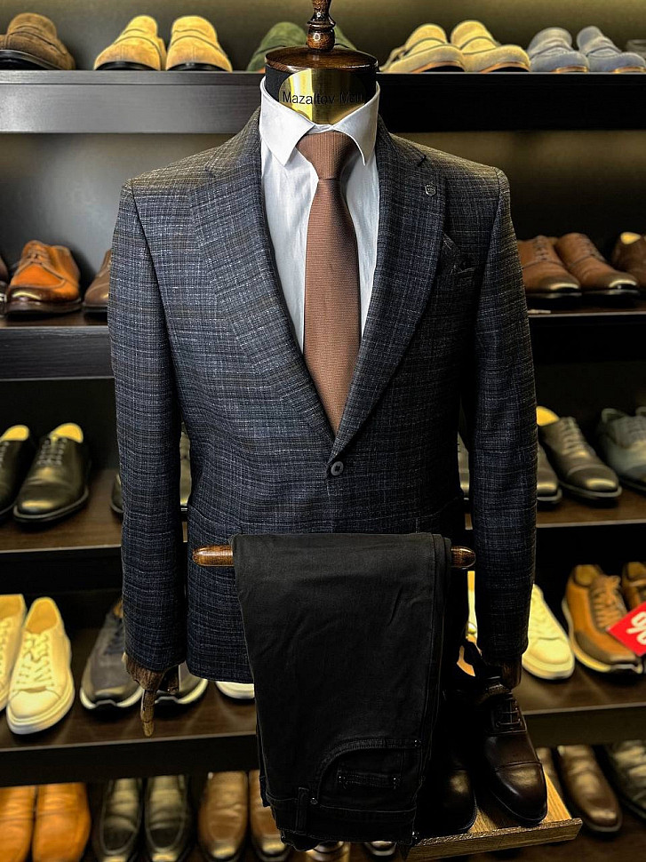 Серый пиджак и джинсы