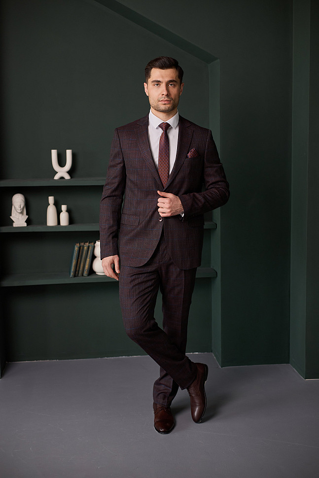 Коричневый костюм