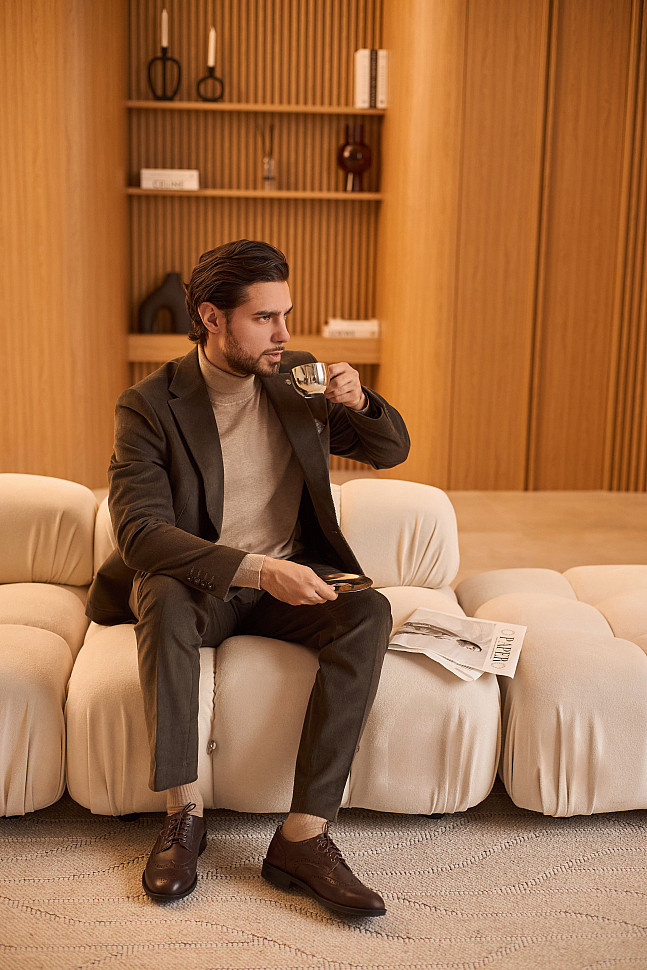 Мужской коричневый костюм