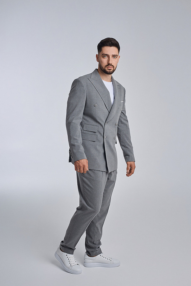 Мужской костюм двубортный с двойным карманом