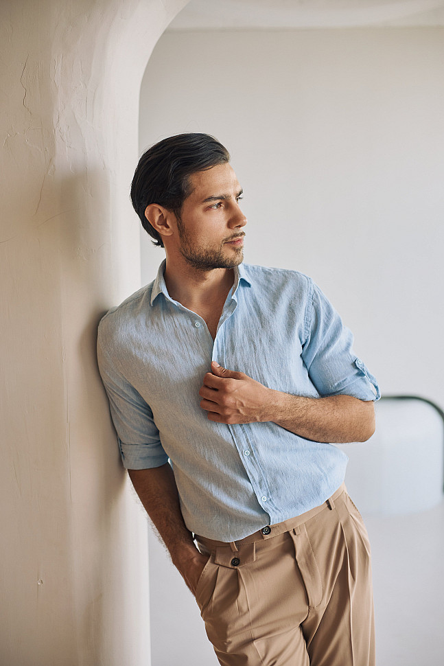 Мужская рубашка с подвернутым рукавом