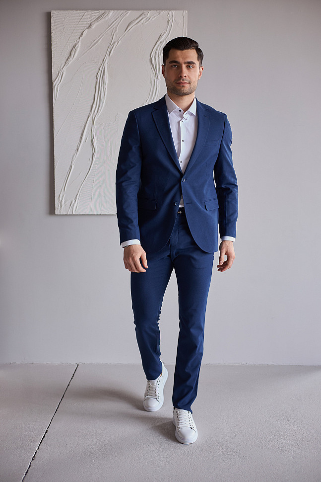 Мужской костюм темно-синего цвета