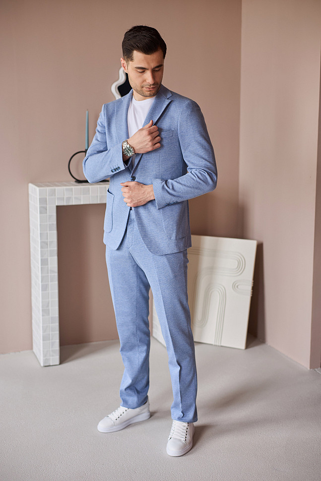 Голубой костюм