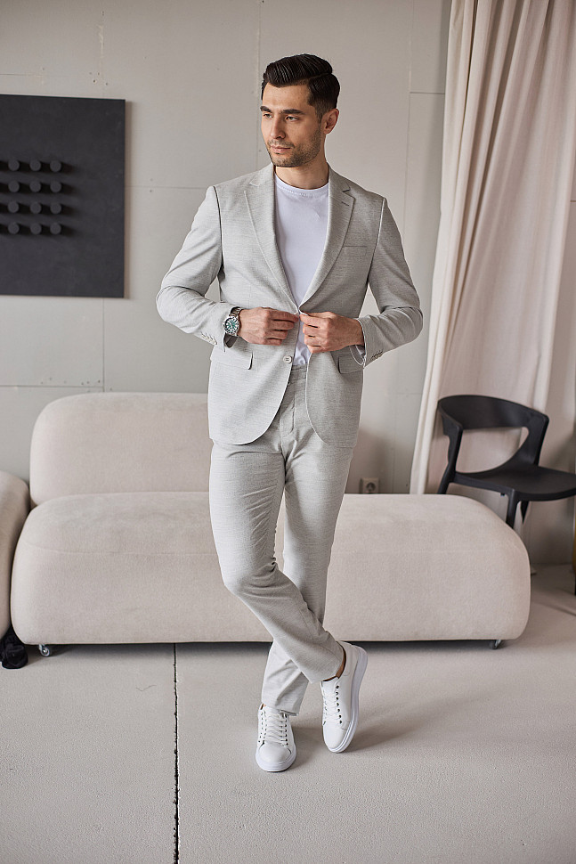 Светлый мужской костюм