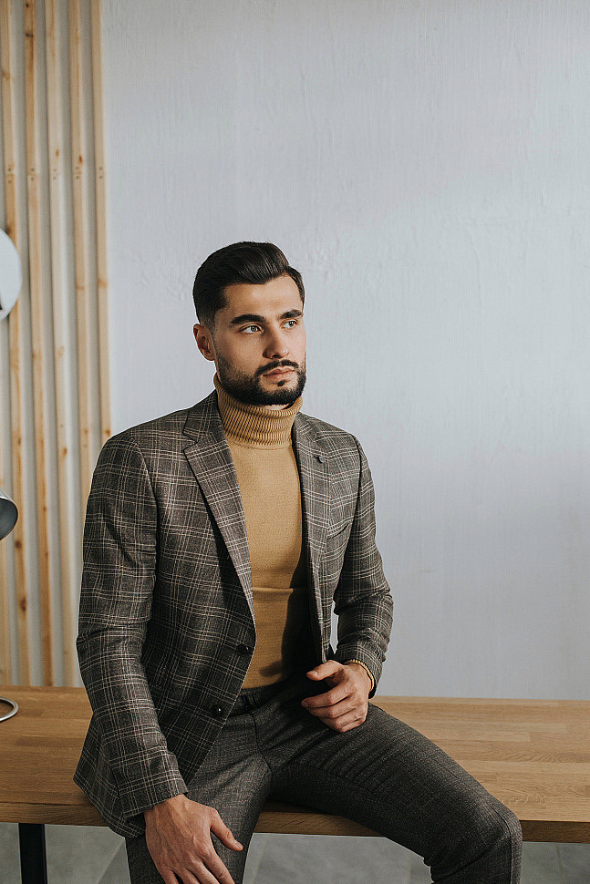 Мужской пиджак с водолазкой