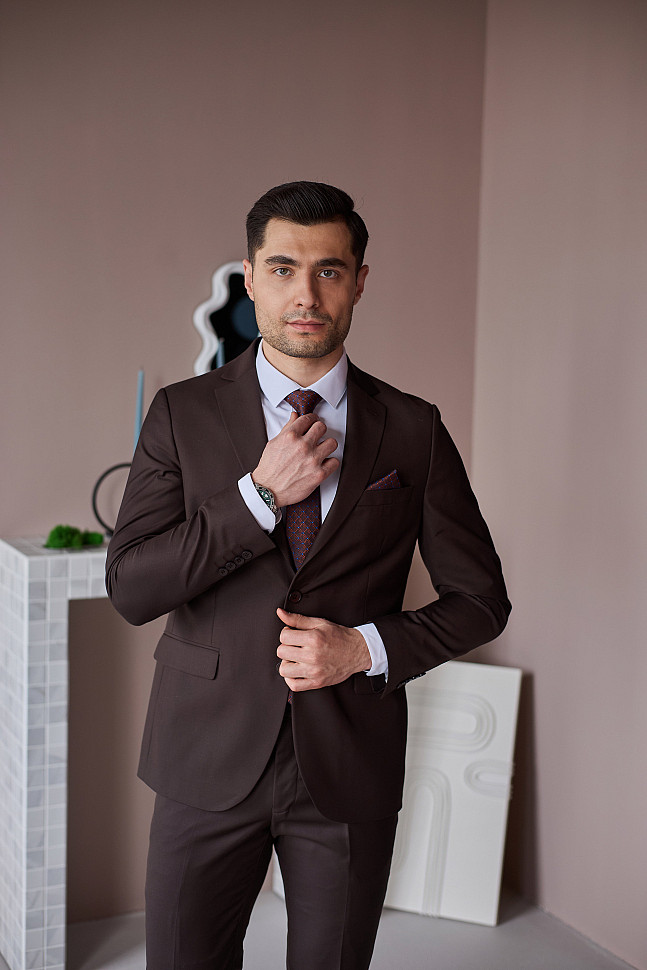 Темно-коричневый костюм мужской