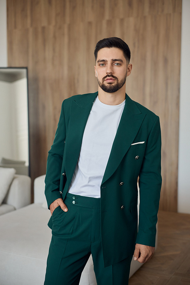 Мужской двубортный костюм