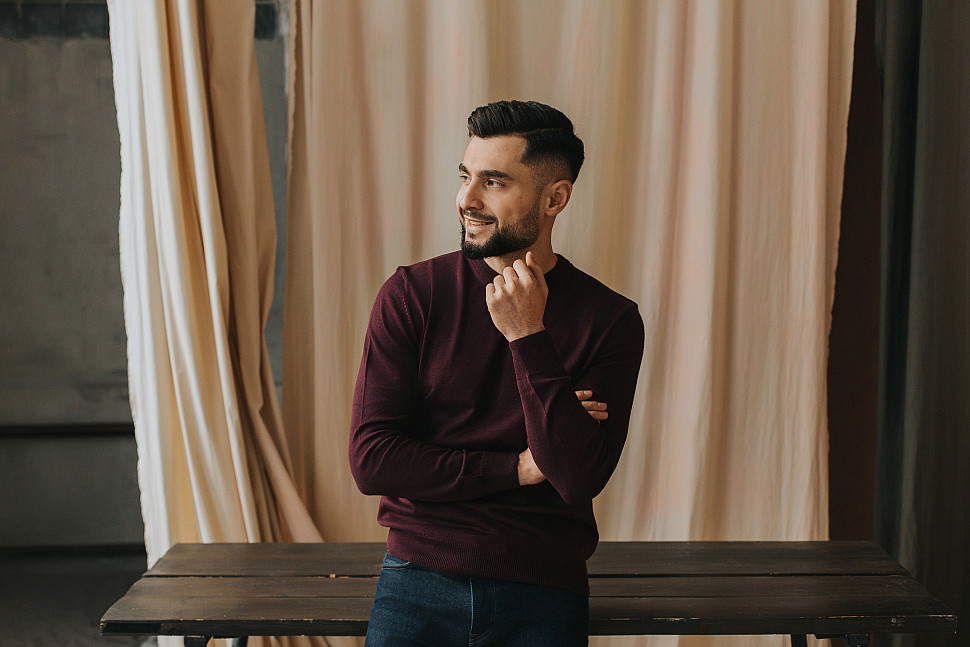 Джемпер мужской с джинсами