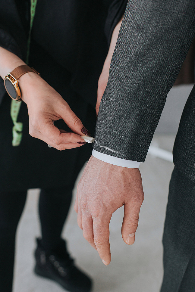 Насколько должна выступать рубашка из под мужского пиджака