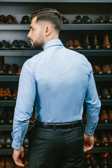 Приталенная рубашка голубая фактурная